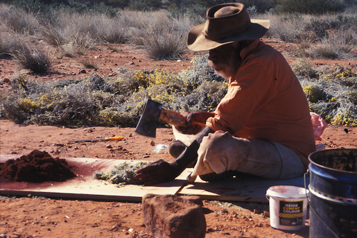 Dinny Nolan Tjampitjinpa while chopping the wamulu in the Australian bush near Alice Springs, 2002 Photo credit: © Arnaud Serval